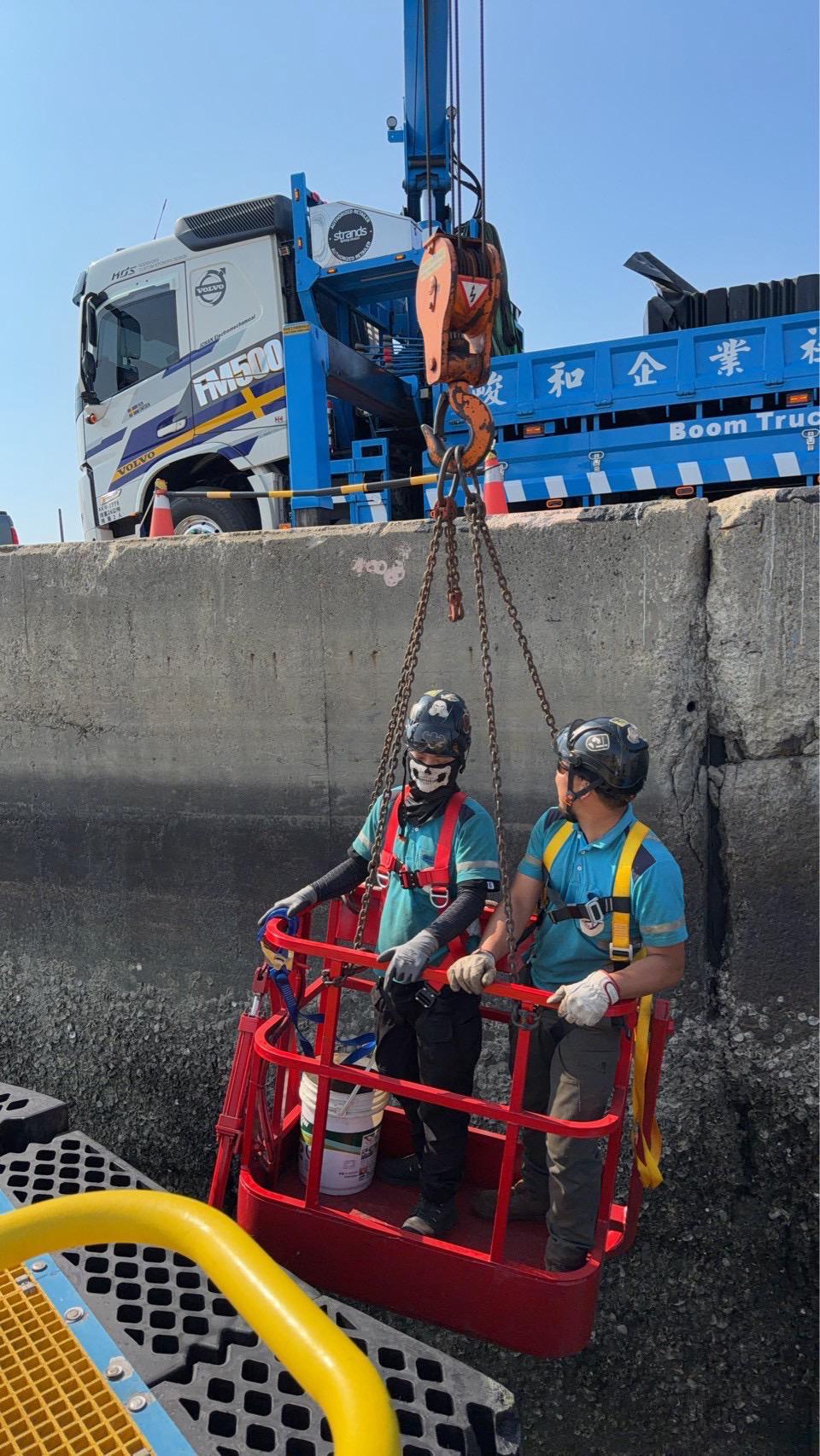 吊車吊籃護舷作業